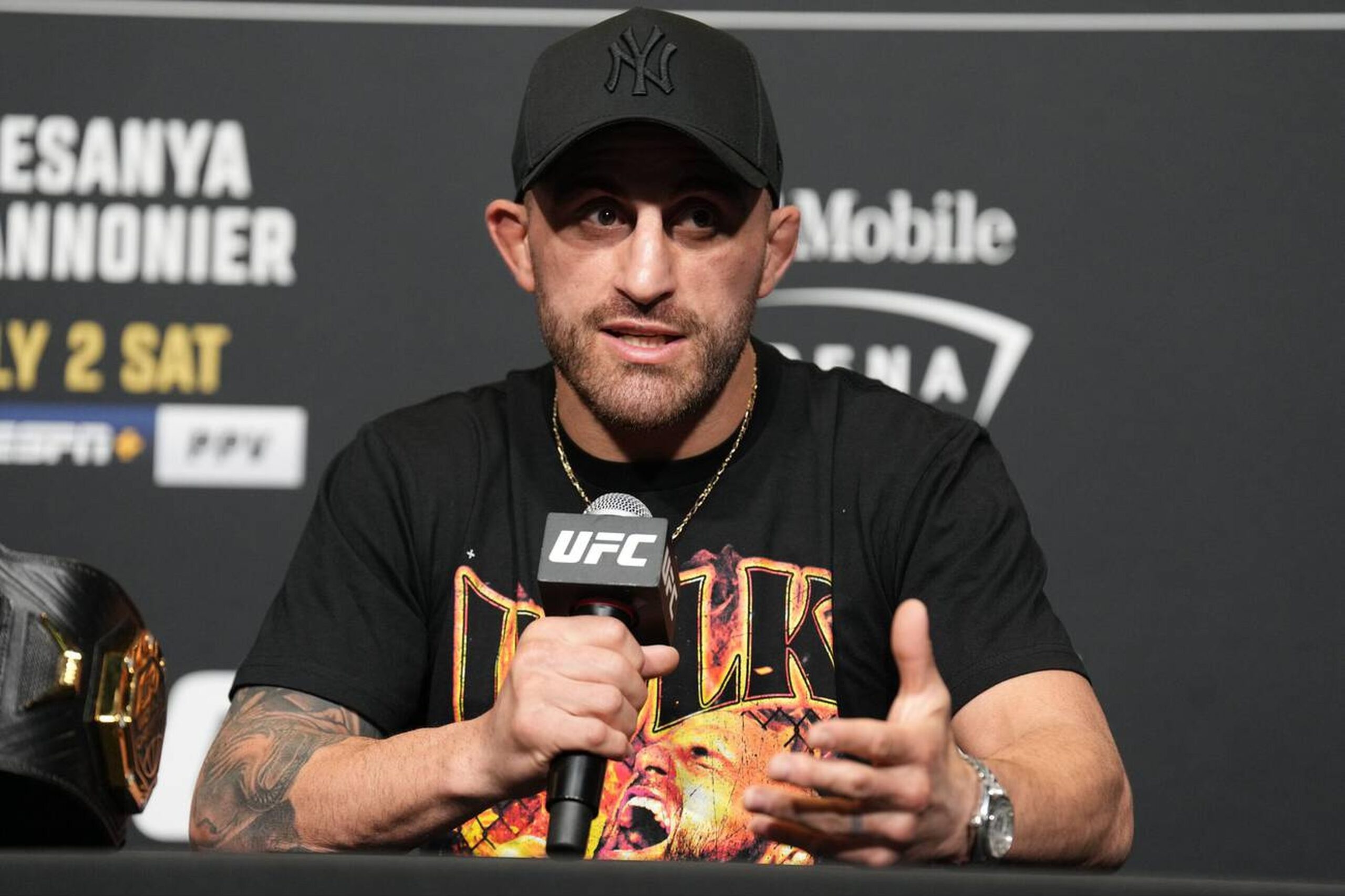 How Tall Is Alexander Volkanovski? Discover the Featherweight’s Height